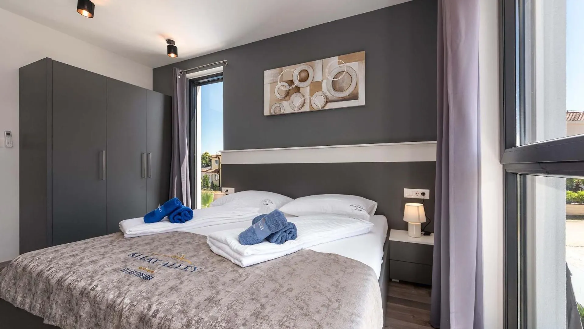 Charming Villa Magnifica With Heated Pool For 8 Funtana
