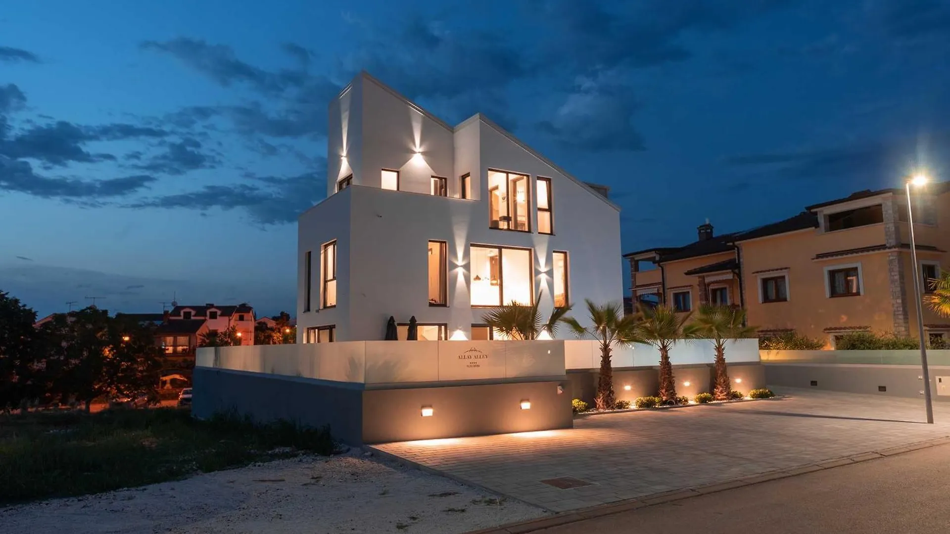 Charming Villa Magnifica With Heated Pool For 8 Funtana