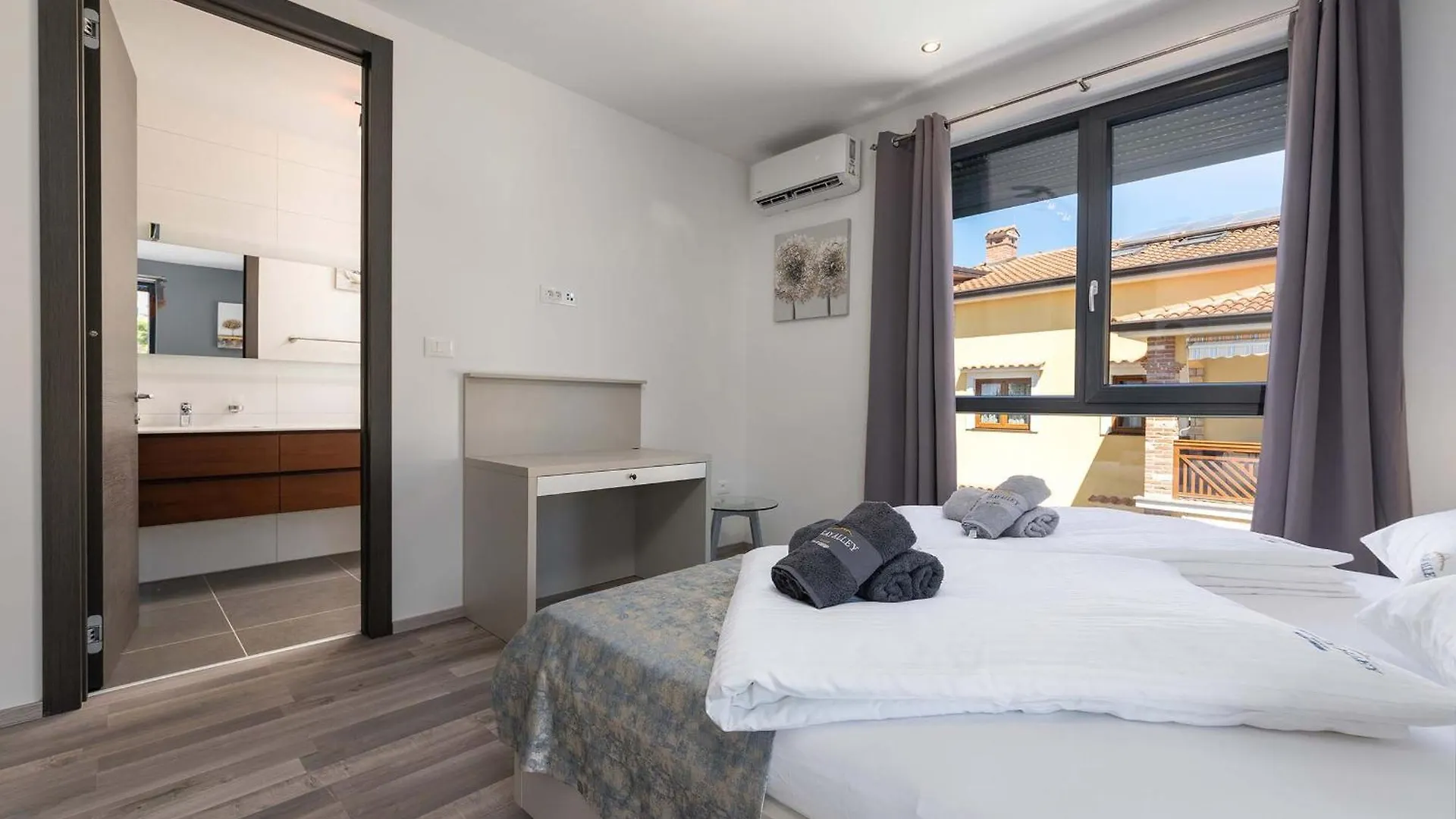 Charming Villa Magnifica With Heated Pool For 8 Funtana